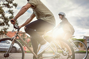 Gros plan sur deux personnes à vélo