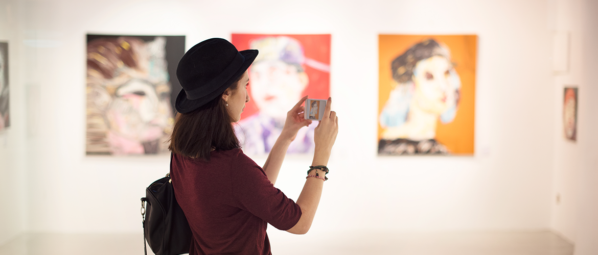 Photo d'une femme assistant à une exposition