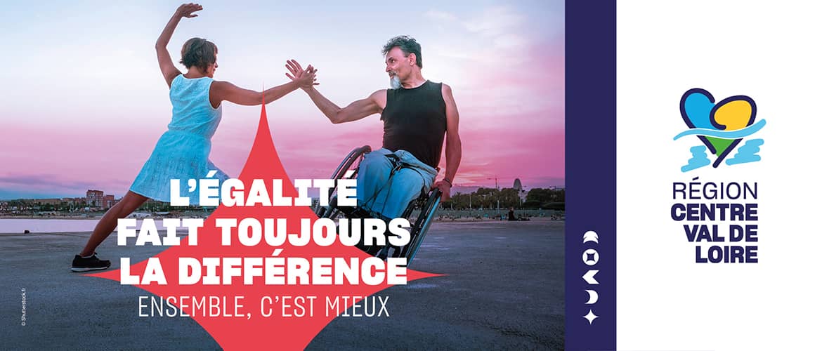 Une femme tend la main à un homme en fauteuil roulant en équilibre sur une roue. Le texte "L'égalité fait toujours la différence. Ensemble c'est mieux. Région Centre Val de Loire" est superposé.
