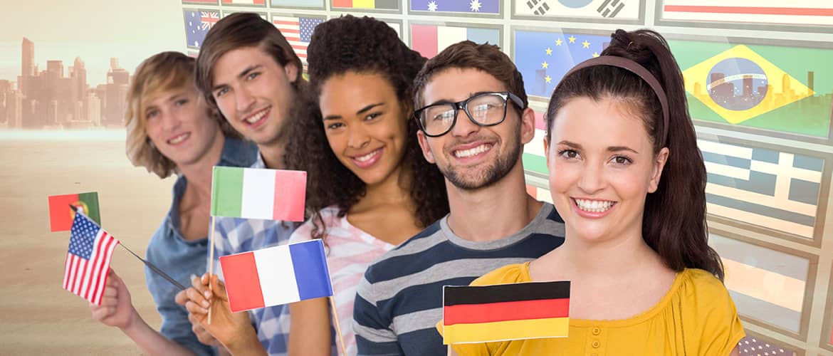 Un groupe de jeunes gens tenant des drapeaux de différents pays